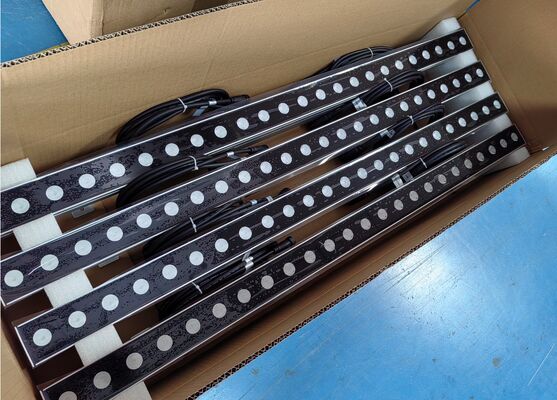 Zewnętrzne naświetlacze ścienne o temperaturze barwowej 2700K-6500K, zaprojektowane z myślą o spójnym oddawaniu barw i działaniu w różnych warunkach pogodowych