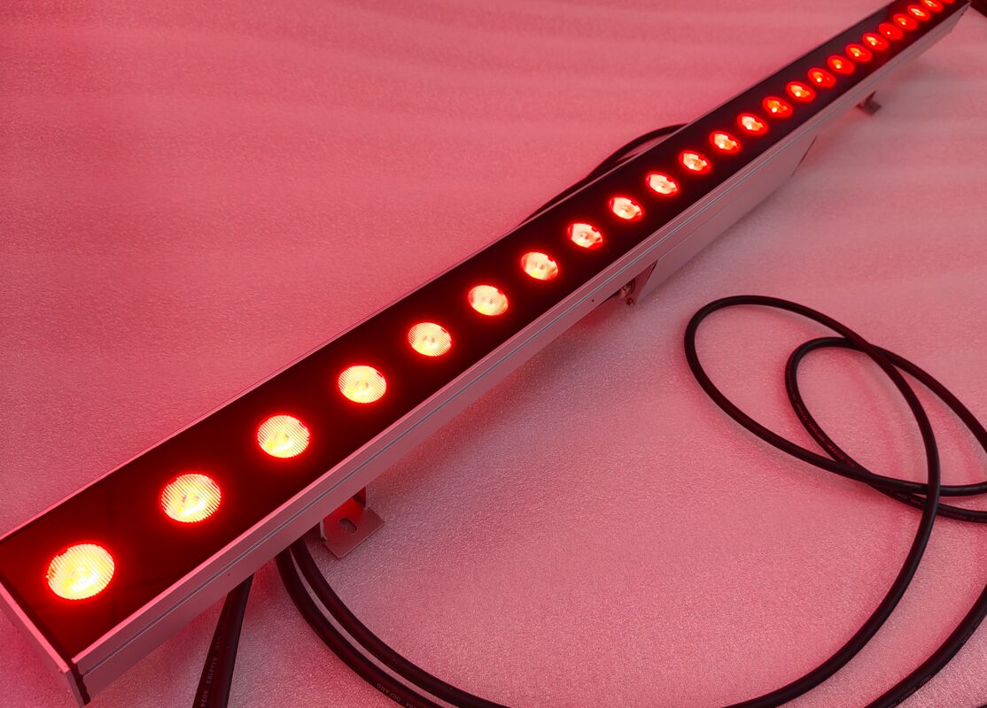 Światła typu wall washer LED z trybem włączania/wyłączania zasilania lub sterowaniem DMX512, z 24 diodami LED i trwałą konstrukcją ze stopu aluminium